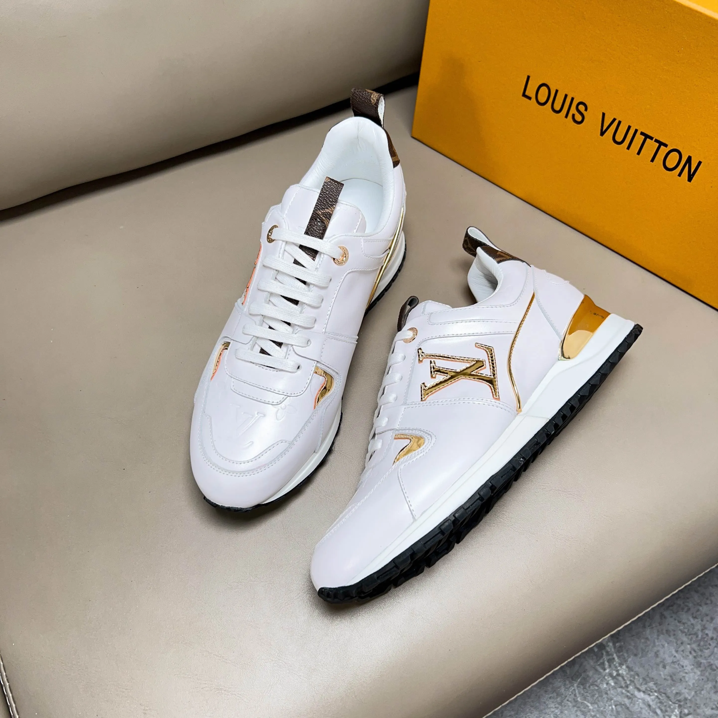 Factory price: 440💰【LV】Male and female couples model, sold simultaneously at counters, original classic 1:1 copy, original designer design, imported calf + sheepskin lining, L gold unique design on both sides, fashionable and trendy. 🔍🔍Original quality @ No pressure to enter and leave the counter at will, the original replica outsole is suitable for all kinds of travel, making it worth owning. Welcome all sellers to sell in the picture above. We can send one piece on behalf of you. Male size: 38-44 (can be customized to 45 sizes), female size: 35-39 (can be customized to 40 sizes)